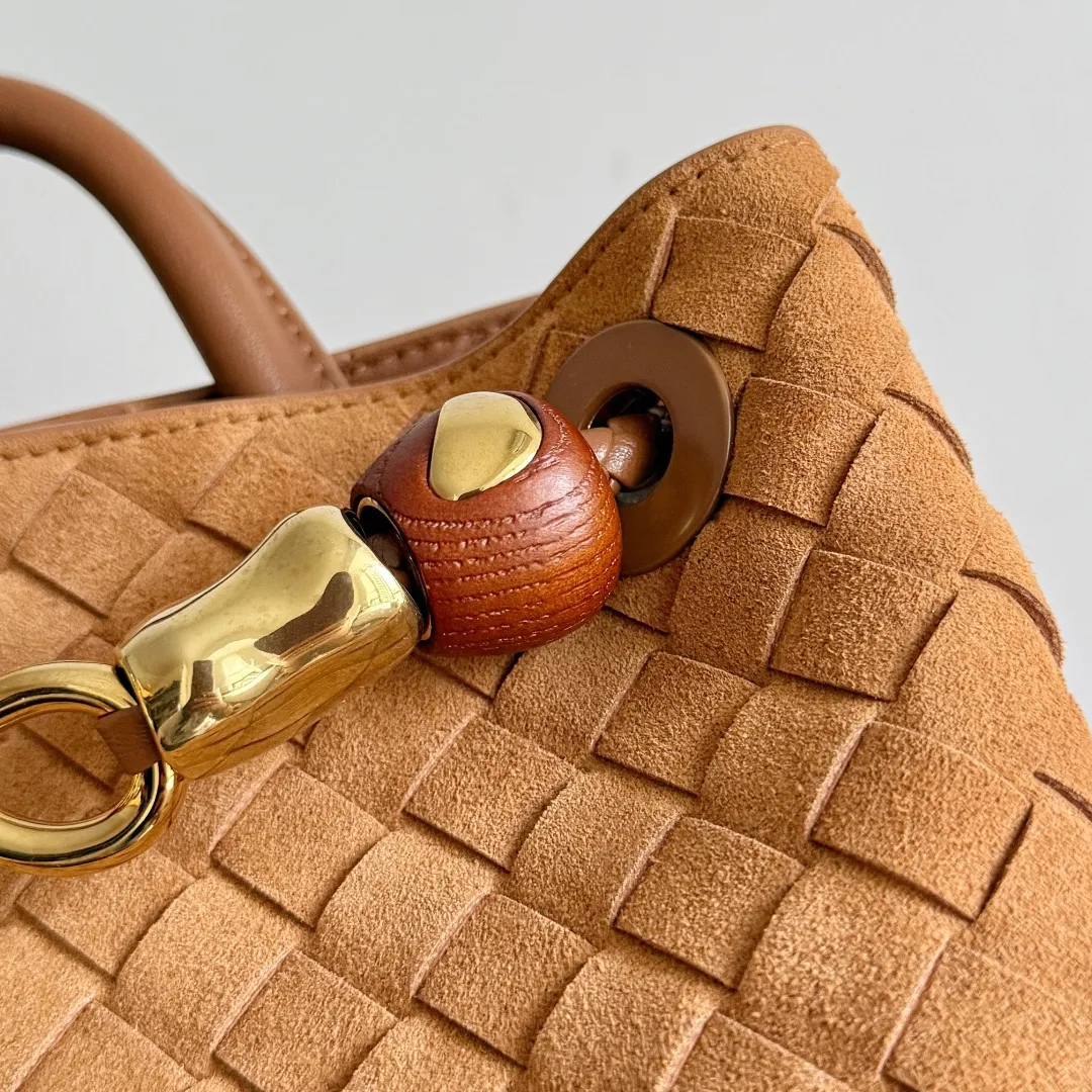 The new Andiamo batch of 3060 BV is shipped‼ ️The classic intercciato weaving process is used to create a soft bag, the metal knot is made of micro-cast aluminum using jewelry technology🪢, and the decorative beads are made of metal and hand-polished oak, allowing you to jump repeatedly between elegance and fun💃, making it unpredictable. Classic and versatile, it shows off your temperament, and the bag has a large capacity, making it very convenient for daily commuting! It has a variety of carrying methods, the shoulder straps can be adjusted by yourself, the original lambskin feels soft and delicate, and the unisex style breaks gender boundaries and brings a more practical and long-lasting use experience. The Andiamo, which has both elegant and casual styles, perfectly interprets the "fashionable old money style". Style number: 743568+wood hardware Color: suede amber brown Size: 25*22*10.5cm